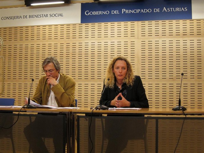 La Consejera De Bienestar Social, Noemí Martín, Y El Director De Prestaciones