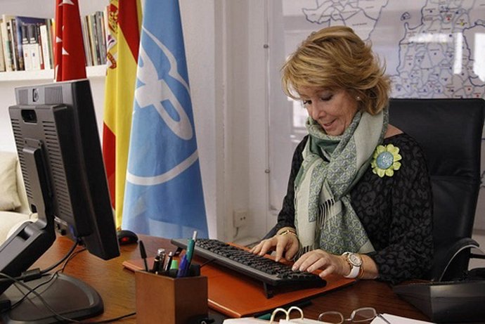 Esperanza Aguirre Con Ordenador Por Esperanza Aguirre CC Flickr 