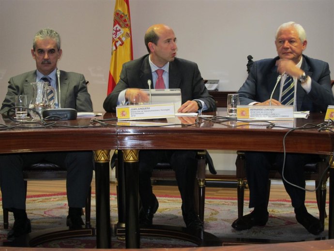 A La Derecha, El Secretario De Estado De Telecomunicaciones (Bernardo Lorenzo)