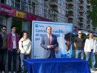 Diego firma "un contrato de trabajo" como "empleado" de los cántabros en el que se compromete a generar empleo