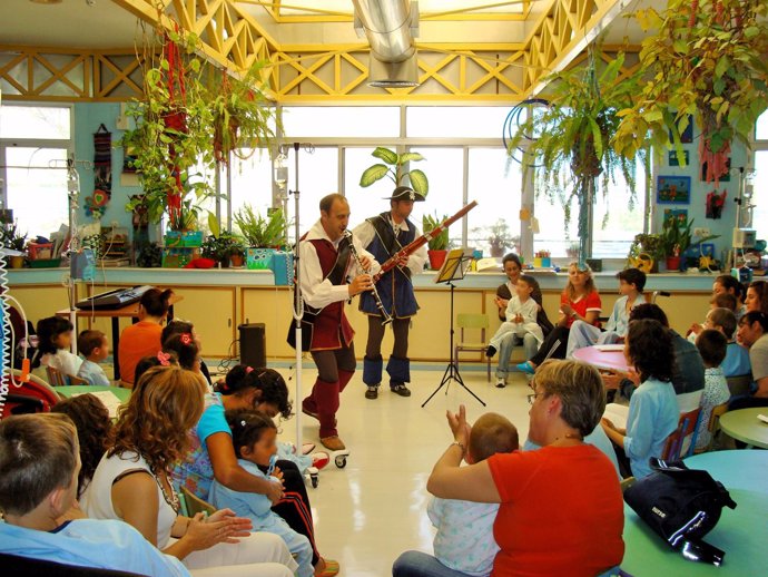 Músicos Amenizando La Estancia A Niños Ingresados En Un Hospital Andaluz