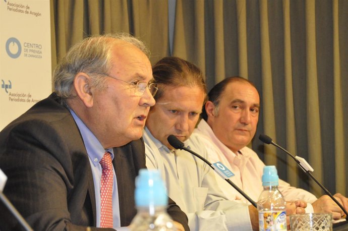 En primer término, el presidente de Riegos del Alto Aragón, César Trillo.