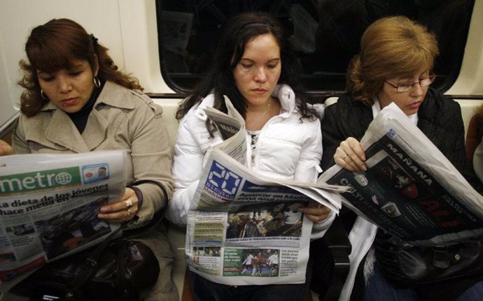 Mujeres leyendo 'Metro' y '20 minutos'