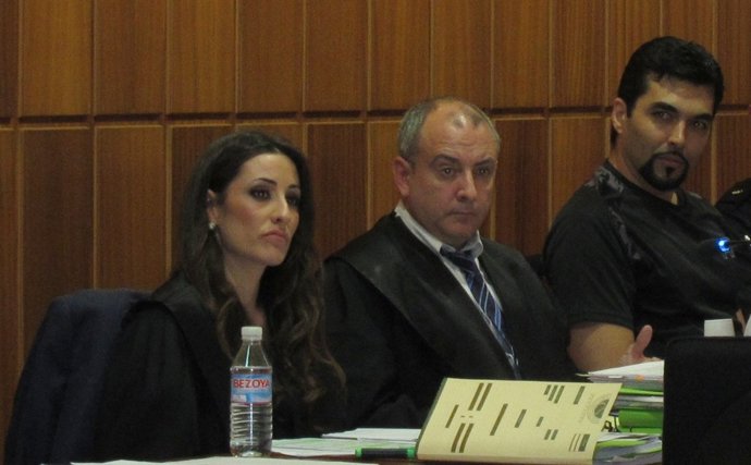 Acusado Pedro S.G. Junto A Sus Abogados