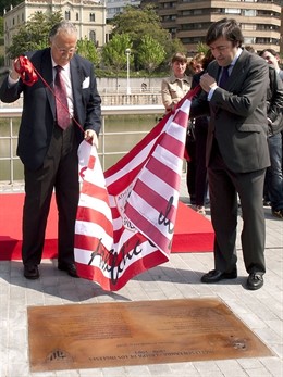 Azkuna Y García Macua Descubren La Placa En La Campa De Los Ingleses