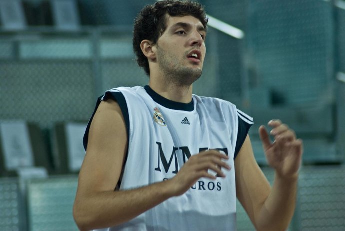 nikola Mirotic jugador del real madrid de baloncesto