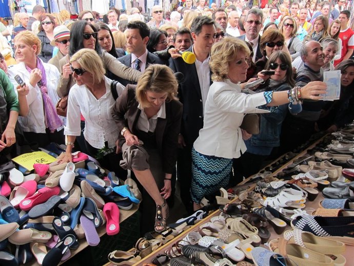 Cospedal Y Aguirre Durante Su Visita A Un Mercadillo De San Fernando