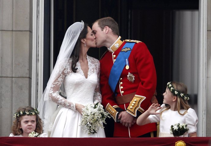 El Beso Del Príncipe Guillermo De Inglaterra Y Kate Middleton, Recién Casados 