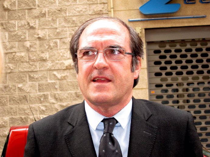 El Ministro De Educación, Ángel Gabilondo, Antes De Un Acto En Alicante