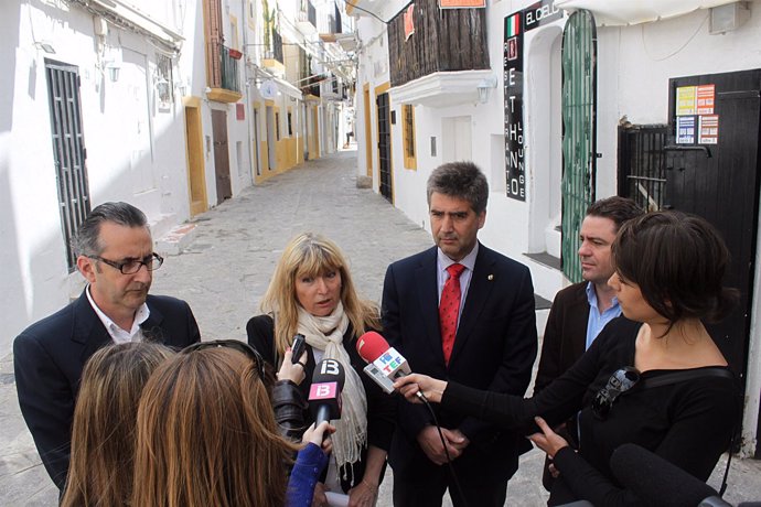Candidata Del PP Al Ayuntamiento De Ibiza Y Cosidó.