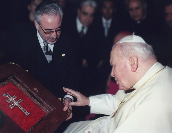 Mendoza Junto A Juan Pablo II