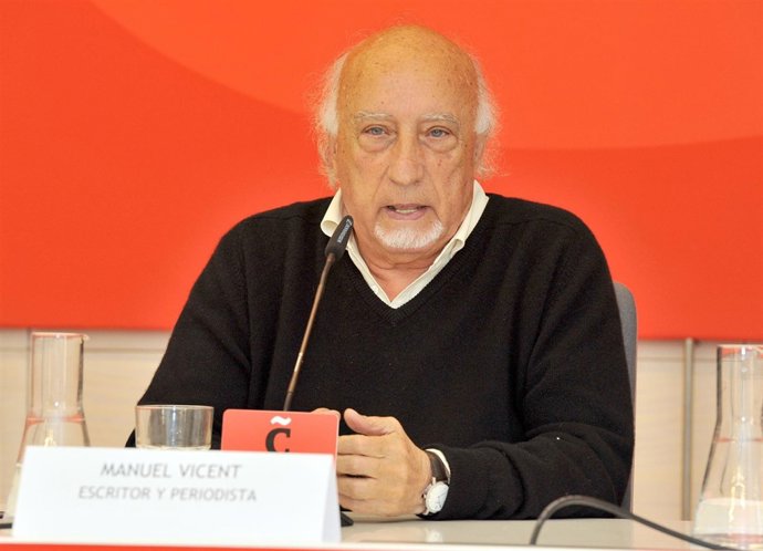 Manuel Vicent en la Fundación Comillas