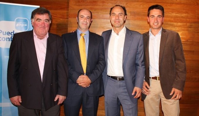 Diego con los candidatos de Castro, Guriezo y Valle de Villaverde