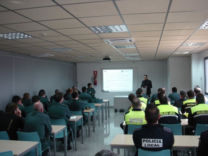 Encuentro de agentes de la Guardia Civil y Policía Local.