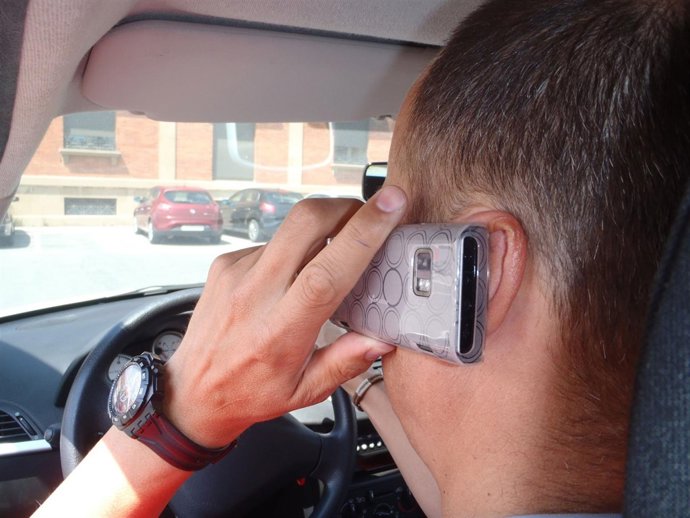 La Policía Foral Inicia Una Campaña Para Prevenir Las Distracciones Al Volante.