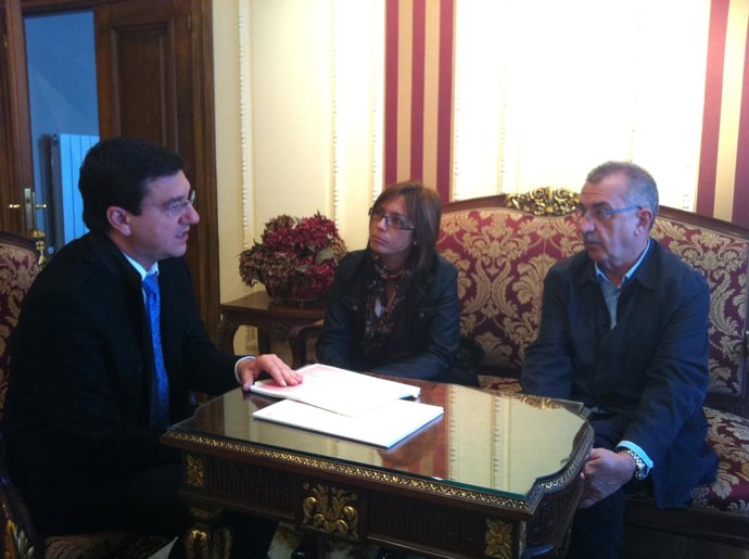 Gámez Y Pezzi, En Una Reunión Con El Alcalde De Vitoria