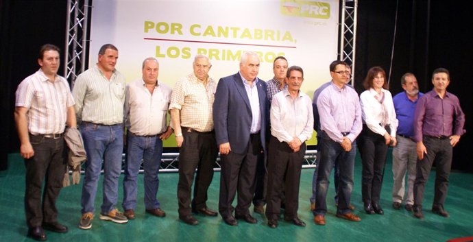 Revilla junto a los candidatos