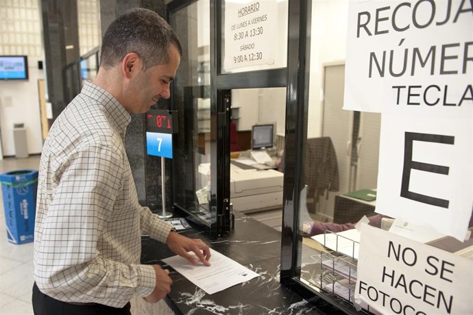 Miguel Saro registrando la propuesta