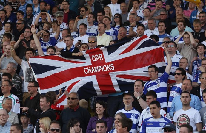 La Afición Del QPR Celebra El Ascenso