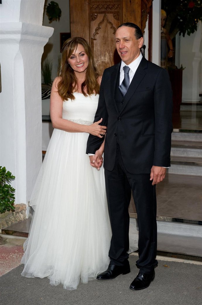 Carmen Morales De Novia Y Con Su Marido