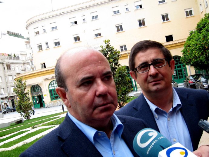 Gaspar Zarrías Atiende A Los Medios En Jaén, Acompañado Por Francisco Reyes.