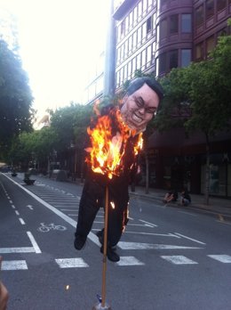 Quema De Un Muñeco Que Simboliza A Artur Mas