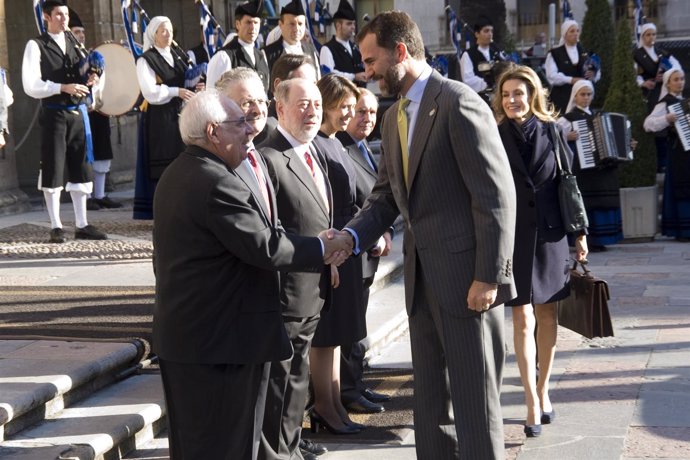 Los Príncipes saludan a las autoridades asturianas