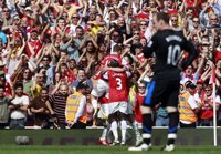 El Arsenal derrota al United y da emoción a la Premier