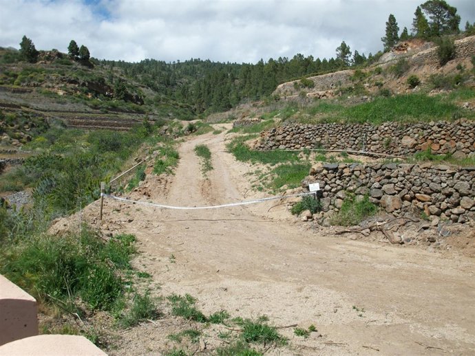 El Ayuntamiento De Vilaflor Precinta Una Carretera Ilegal Junto A Un Barranco