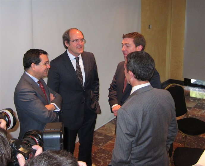 El Ministro Ángel Gabilondo, Con El Secretario General Del PSN.