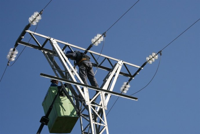 La Imagen Muestra A Dos Trabajadores Que Intervienen En Un Tendido Eléctrico