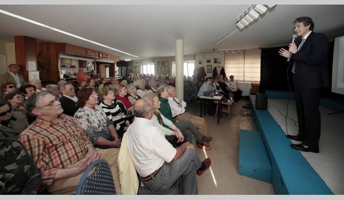 De la Serna con miembros de la Asociación Eulalio Ferrer