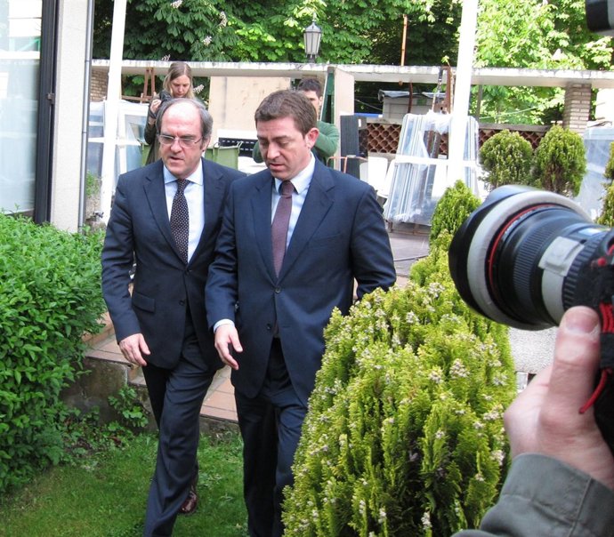 El Ministro Gabilondo Y El Secretario General Del PSN, Roberto Jiménez.