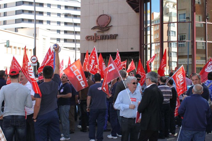 Trabajadores De TPM Frente A La Sede De Cajamar 