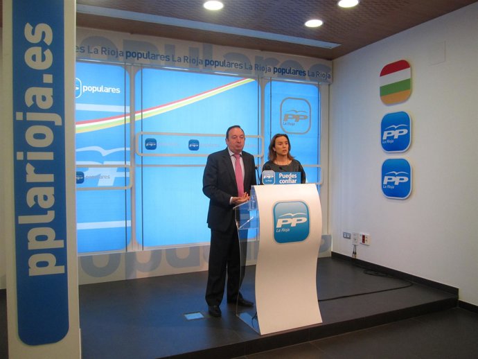 Pedro Sanz Y Cuca Gamarra En Rueda De Prensa