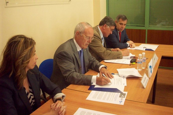 Un Momento De La Firma Del Acuerdo