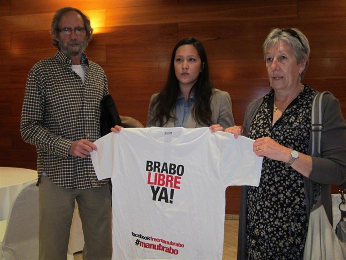 Los Padres De Manu Brabo Junto A Naomi Hunt.