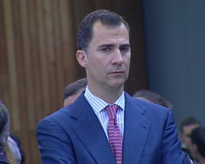 el Principe Felipe inaugura  ua exposicion 