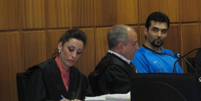 El Acusado Junto A Sus Abogados