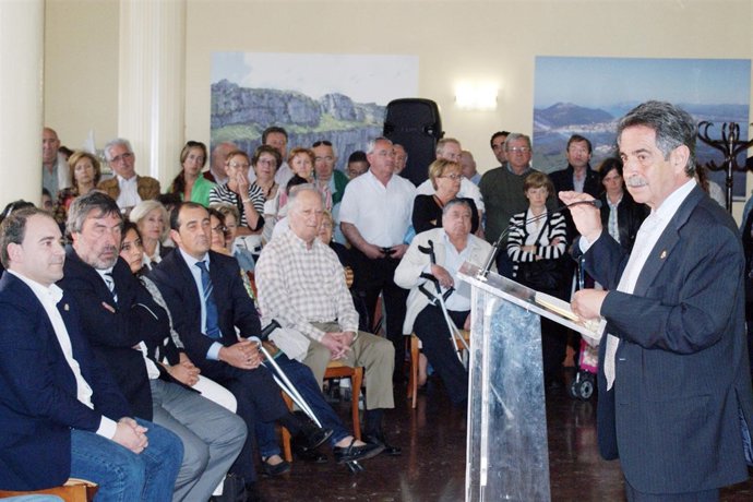 Revilla en la presentación de la candidatura de Laredo