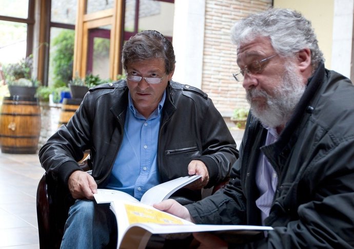 Javier Fernández Con El Director De Las Investigaciones De La Cueva De El Sidrón