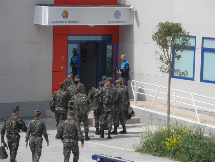 Militares Accediendo A La Instalación De La Policía Municipal De Valladolid