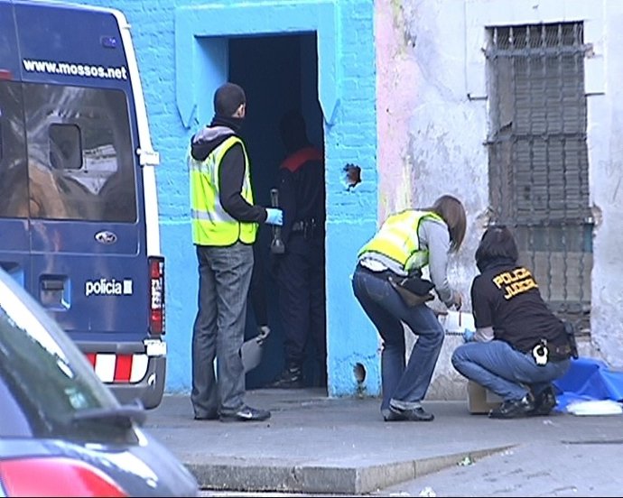 Los Mossos Entrando En Uno De Los Domicilios