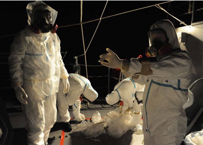 Trabajadores Con Sus Trajes Especiales Antiradiación En La Central De Fukushima