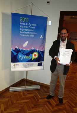 José Luis Laguna, Gerente De Atades Huesca, Con El Proyecto En Las Manos