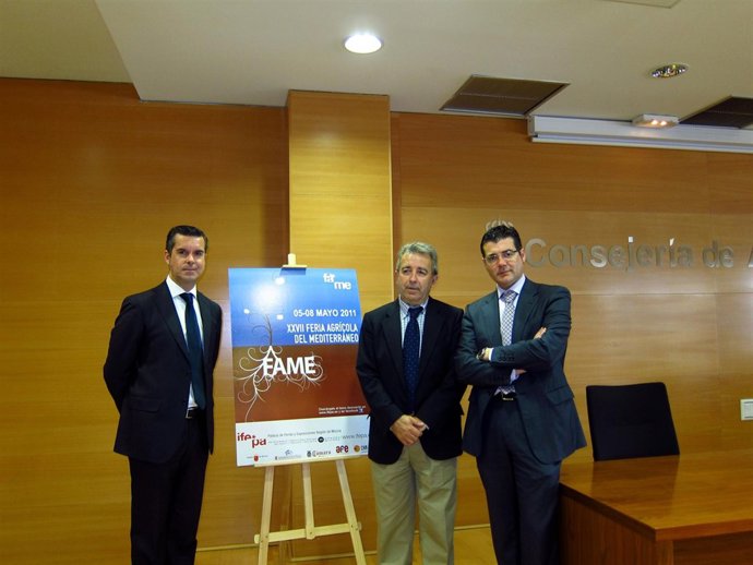 Responsables Posan Junto Al Cartel Anunciador