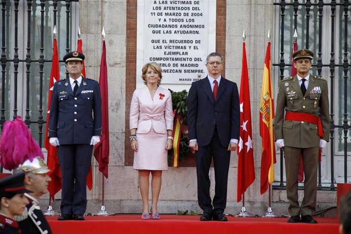 Fotos De La Presidenta Esperanza Aguirre En El Desfile Militar Del 2 De Mayo