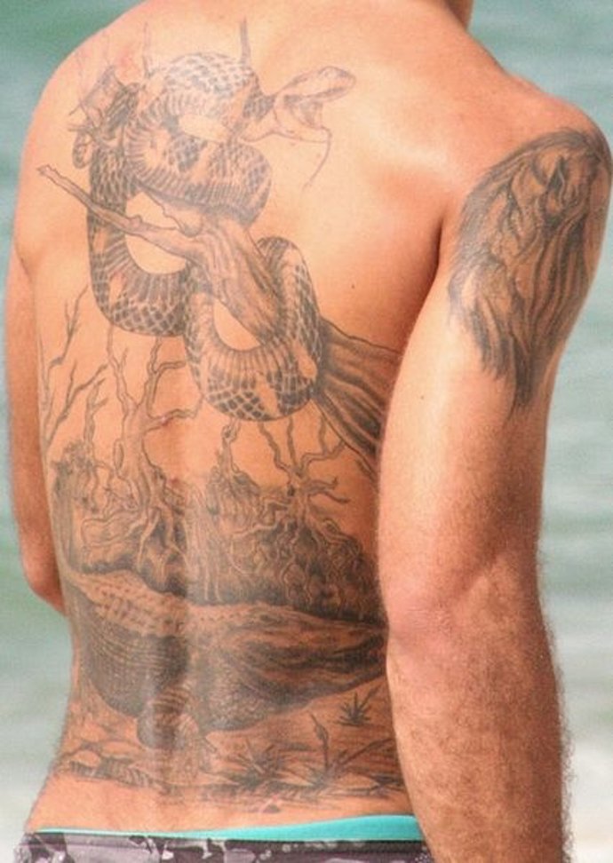 Tatuaje En La Espalda.