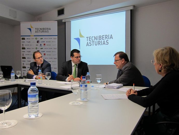 Iglesias (Segundo Por La Derecha), Conversa Con Suárez, Durante La Reunión.