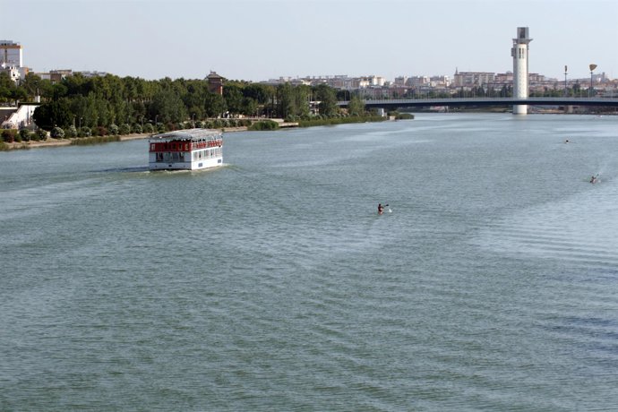 Río Guadalquivir a su paso por Sevilla
